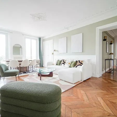 Elegant 4 Bedroom Spacious And Decorated Appartamento