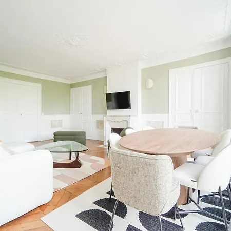 Elegant 4 Bedroom Spacious And Decorated Appartamento