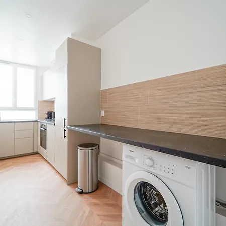Elegant 4 Bedroom Spacious And Decorated Appartamento