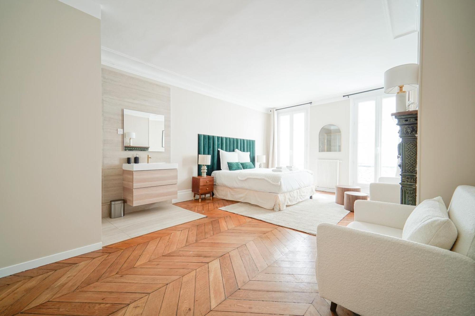Elegant 4 Bedroom Spacious And Decorated *