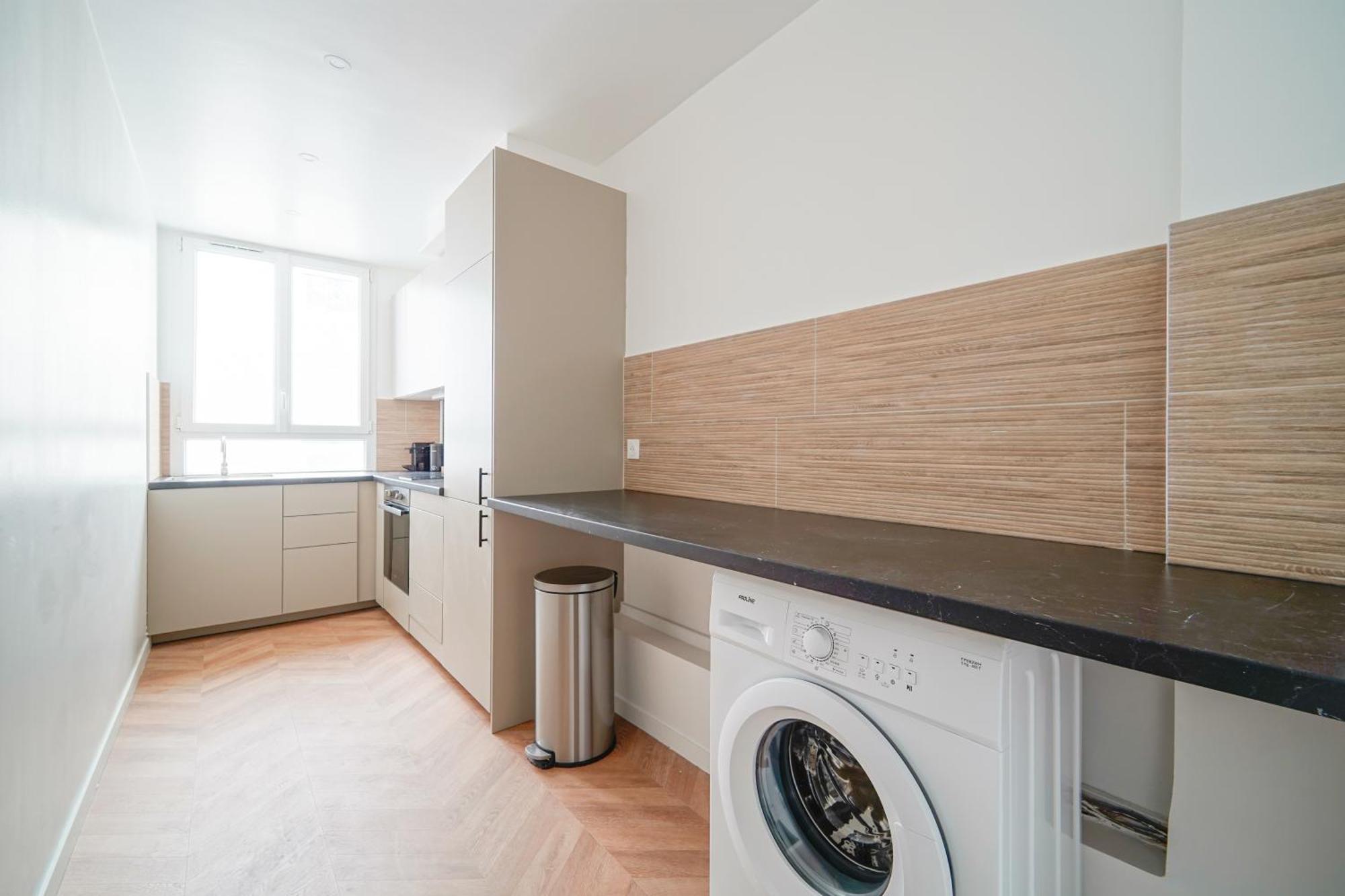 Elegant 4 Bedroom Spacious And Decorated Appartamento